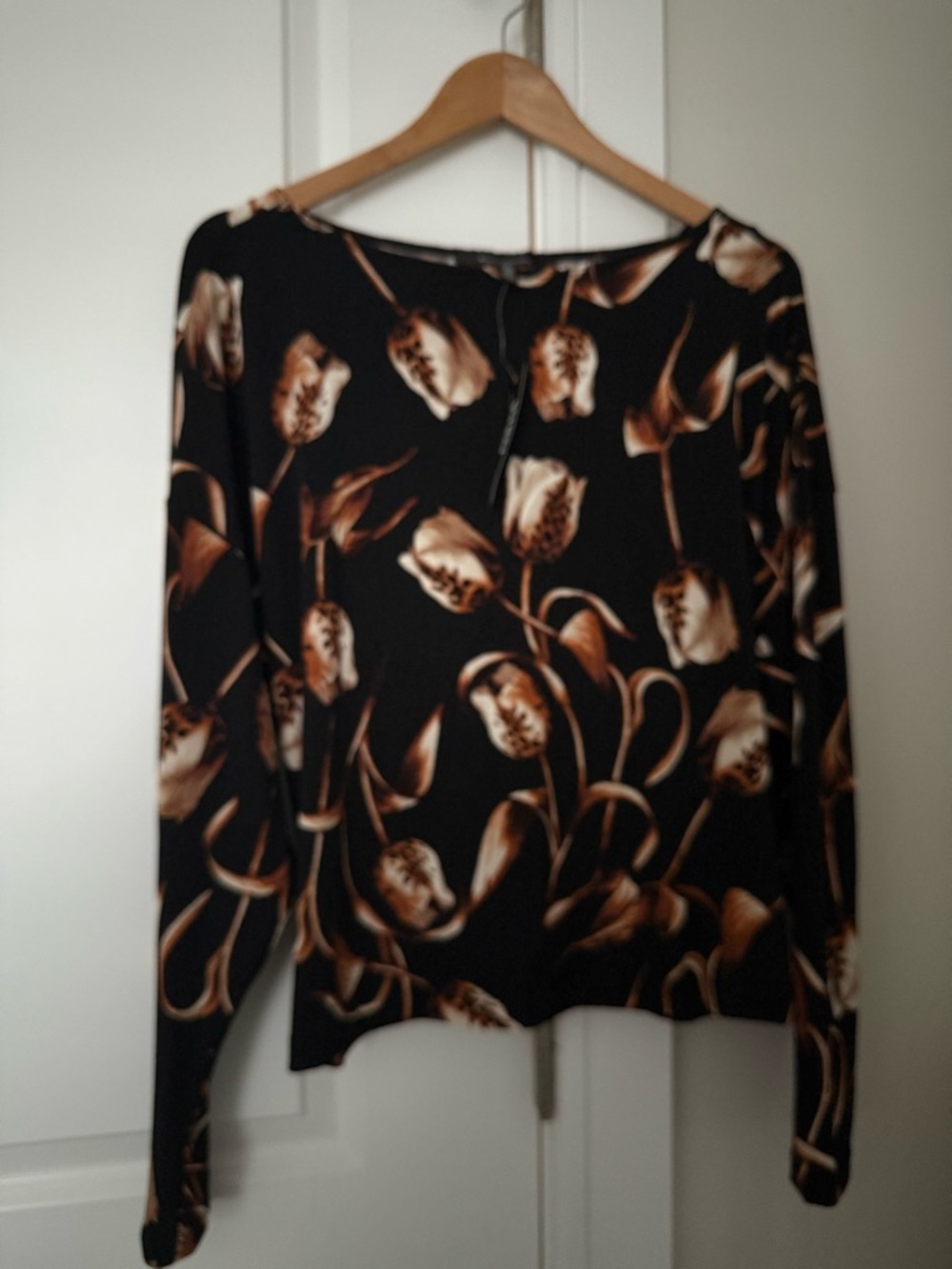 NWT!! White House Black Market Black Top with Brown Tulip Print - size medium b